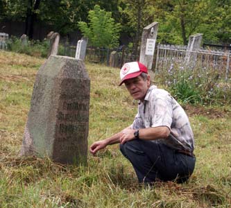 Lev Polykovsky in the Jewish cemetery in Bogushevsk.