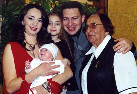 Galina Raihman with children and grandchildren.