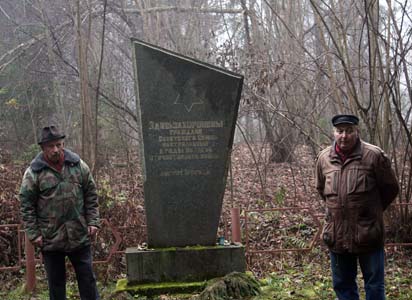 Гельфанд и Кривичкин у памятника на Воробьевых горах