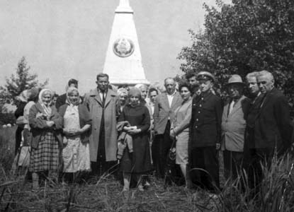 У памятника яновичским евреям, расстреляным возле деревни Зайцево.<br />Фото 1950-х гг.