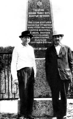 Before opening of memorial in Kamen. My father – to the left, Joseph Reitman – to the right. Photo by Girsh Raihelson.