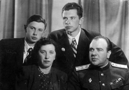 На фото семьи – я слева. Справа мой брат Борис. Снято, наверное, в 1951 или 1952 г.