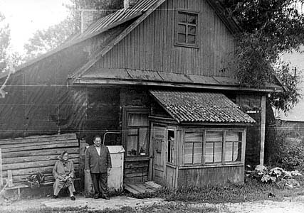 Sora-Riva Tsypina by her house in Miory, 1994.