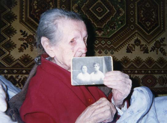 Сора-Рива Лившиц с фотографией своих родителей. Фото середины 1990-х гг.