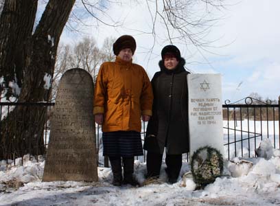 Maria Kovaleva, ghetto prisoner, and Isaak Golynkin’s wife Ludmila. Next to memorial to ghetto prisoners of Shumilino.