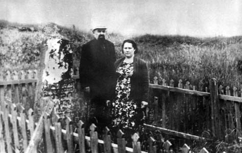 Ruvim Lazarevich Massarsky with his wife Nadezhda Mikhailovna, at the place of execution of his relatives in Sirotino. The memorial was set up in 1957.