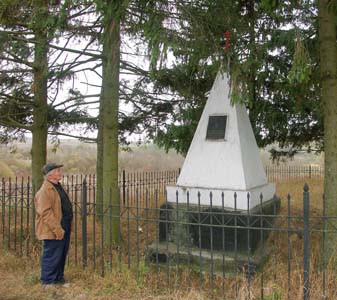 Памятник на месте расстрела толочинских евреев