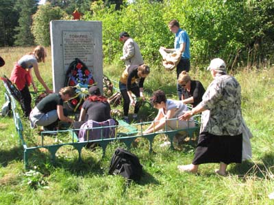 У памятника, погибшим узникам гетто. 2009 г.