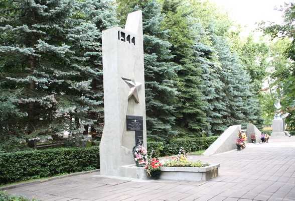 Верхнедвинск. Памятник на месте захоронения воинов-освободителей.