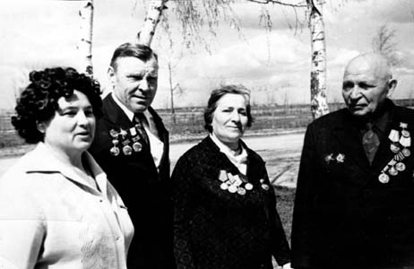 Сима Самуиловна Аронсон с партизанами бригады Леонова.