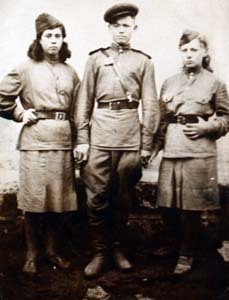 Елена Зиберт (справа). 1945 г.