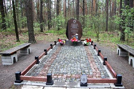 Памятник жертвам холокоста в д. Печищи