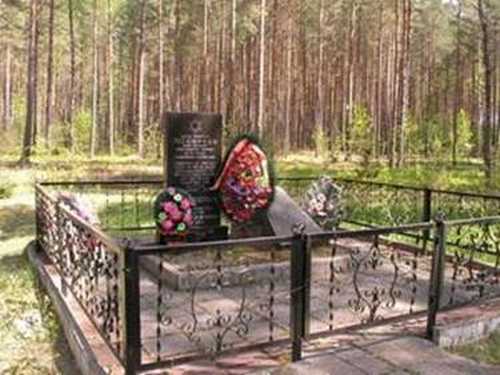 Братская могила на месте массового уничтожения евреев (южнее д. Рубежевичи, на территории старого еврейского кладбища).