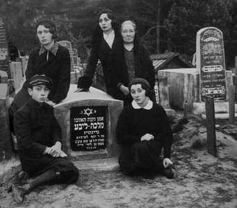 Вилейка. На еврейском кладбище.