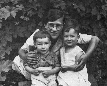 Нехама Ариель-Пушкина с детьми Неллей и Борисом.