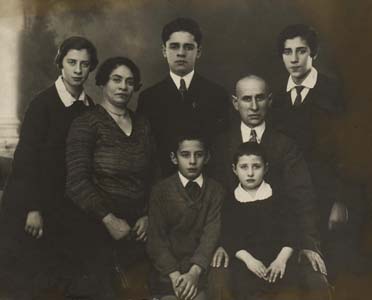 Мейлах Медведев (сидит второй справа) с матерью, братьями и сестрами.