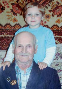 Mikhail Yakovlevich Kaznelson with his great granddaughter.