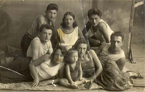 Первый ряд слева направо Сара (жена Моисея), я в возрасте 2,5 года и моя мама Рива. Второй ряд – слева Моисей, справа Адольф (мой отец) и третий ряд Геца, Броня и Залман.