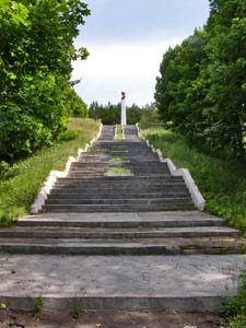 Символический памятник на левом берегу Днепра.