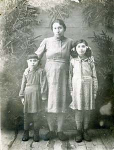 Роза Романовна Байвер с дочрьми.