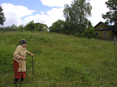 Ольга Трофимовна Лебедева показывает место, где находилась синагога.